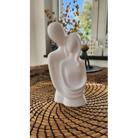 Escultura Minimalista de Amor y Conexión