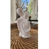 Escultura Minimalista de Amor y Conexión